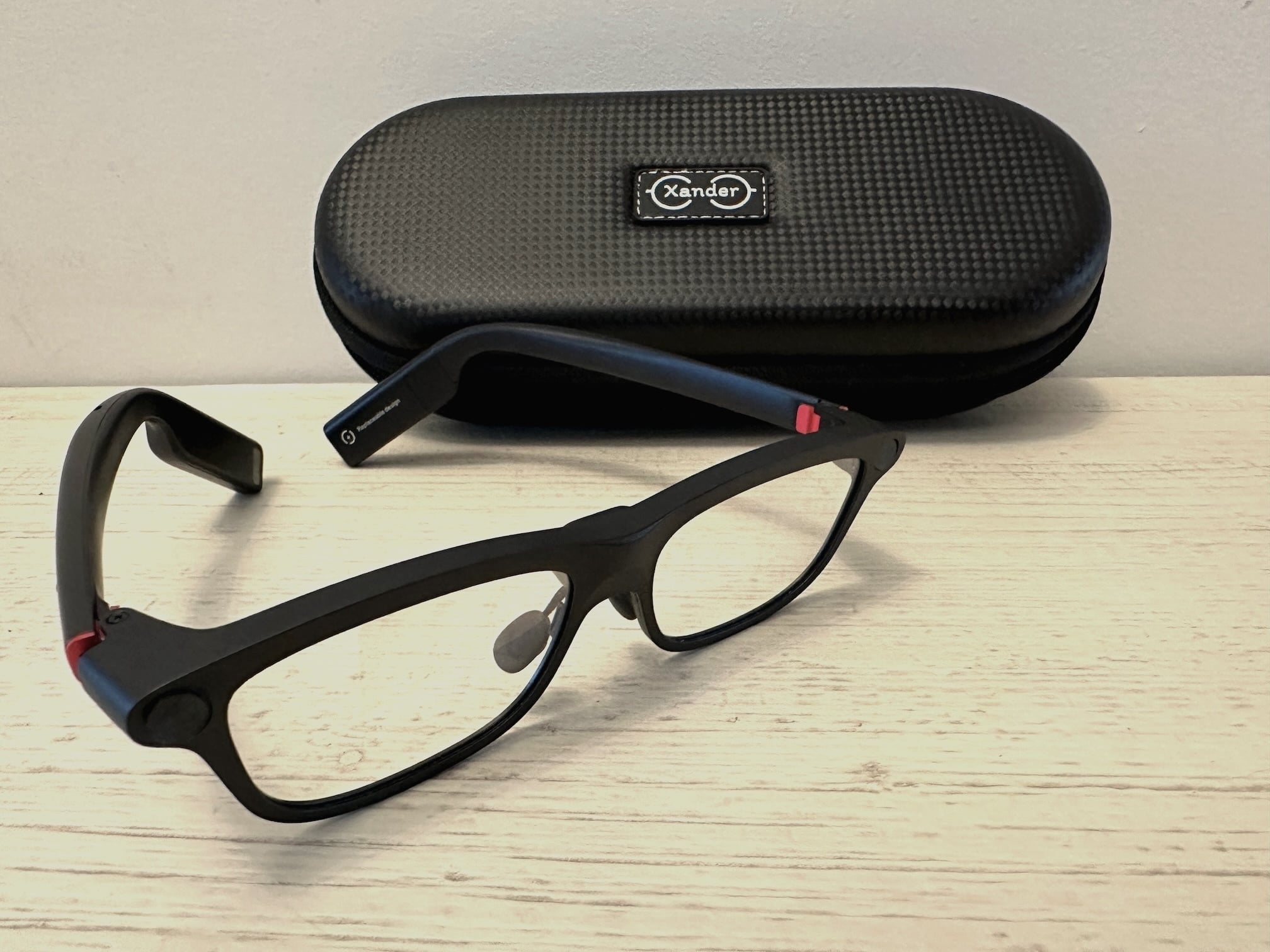 XanderGlasses và hộp đựng